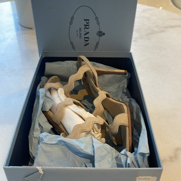 NIB PRADA BEIGE SUEDE SCALLOPED SUEDE 3”HEELED SANDAL. 39/8.5 - Picture 8 of 9